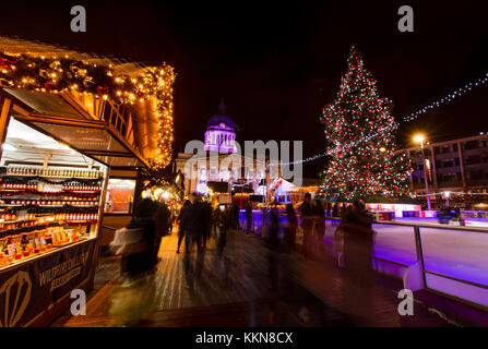 Una vista di Nottingham Mercatino di Natale in Piazza del Mercato Vecchio, Nottingham, Nottinghamshire - 30 novembre 2017 Foto Stock