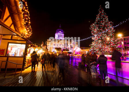 Una vista di Nottingham Mercatino di Natale in Piazza del Mercato Vecchio, Nottingham, Nottinghamshire - 30 novembre 2017 Foto Stock