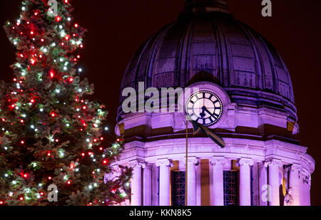 Una vista del Municipio e albero a Nottingham Mercatino di Natale in Piazza del Mercato Vecchio, Nottingham, Nottinghamshire - 30 novembre 2017 Foto Stock