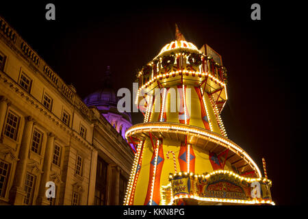 Una vista del municipio e Helter Skelter a Nottingham Mercatino di Natale in Piazza del Mercato Vecchio, Nottingham, Nottinghamshire - 30 novembre 2017 Foto Stock