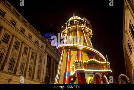 Una vista del municipio e Helter Skelter a Nottingham Mercatino di Natale in Piazza del Mercato Vecchio, Nottingham, Nottinghamshire - 30 novembre 2017 Foto Stock