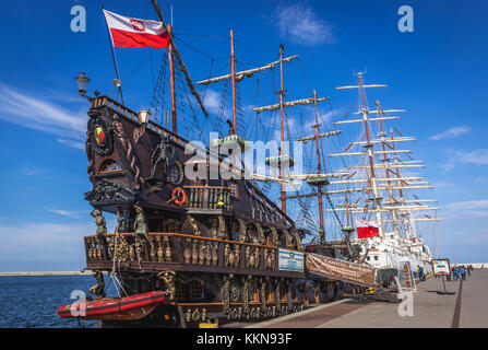 Dragon galeone nave turistica nel porto della città di Gdynia, Voivodato Pomeraniano della Polonia. STS Dar Mlodziezy (dono della Gioventù) nave sullo sfondo Foto Stock