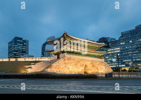 Mercato Namdaemun gate a notte a Seoul , corea del sud. Foto Stock