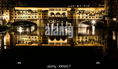 Il Ponte Vecchio si riflette nel fiume Arno di notte, Firenze, Italia. Foto Stock