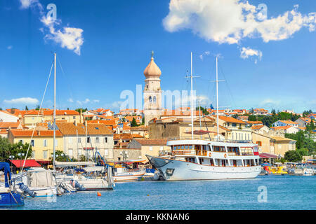 Vista della costiera mediterranea antica città di Krk, isola di Krk, Croazia Foto Stock