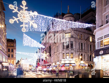 Inghilterra, Londra, le luci di Natale sulla Piccadilly Circus e Regent Street Foto Stock