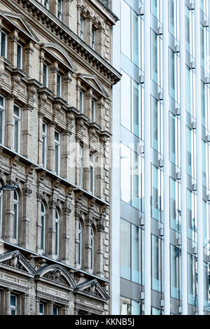 Europa, Gran Bretagna, Inghilterra, Londra, stili di costruzione - City Thameslink stazione e la facciata di un edificio edoardiano ufficio Foto Stock