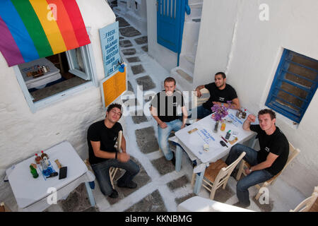 Griechenland, Kykladen, Mykonos Mykonos Stadt ( Chora ), Altstadt, vor dem Fischrestaurant Kounelas warten die Kellner auf Kundschaft. Foto Stock