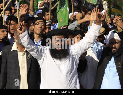 Quetta, Pakistan. 01 Dic, 2017. Il pakistan musulmani partecipano in un rally la marcatura della celebrazione di Eid-e- milad-ONU-Nabi, il Compleanno del Profeta Mohammad a Quetta, Pakistan. Credito: m. arshad/ Pacifico premere/alamy live news Foto Stock