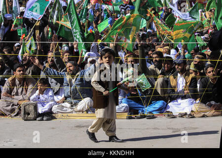 Quetta, Pakistan. 01 Dic, 2017. Il pakistan musulmani partecipano in un rally la marcatura della celebrazione di Eid-e- milad-ONU-Nabi, il Compleanno del Profeta Mohammad a Quetta, Pakistan. Credito: m. arshad/ Pacifico premere/alamy live news Foto Stock