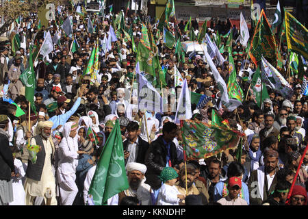 Quetta, Pakistan. 01 Dic, 2017. Il pakistan musulmani partecipano in un rally la marcatura della celebrazione di Eid-e- milad-ONU-Nabi, il Compleanno del Profeta Mohammad a Quetta, Pakistan. Credito: m. arshad/ Pacifico premere/alamy live news Foto Stock