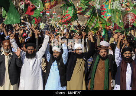 Quetta, Pakistan. 01 Dic, 2017. Il pakistan musulmani partecipano in un rally la marcatura della celebrazione di Eid-e- milad-ONU-Nabi, il Compleanno del Profeta Mohammad a Quetta, Pakistan. Credito: m. arshad/ Pacifico premere/alamy live news Foto Stock