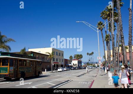 SANTA CRUZ, Stati Uniti d'America - 14 AGO 2013: Santa Cruz passeggiata principale, vista esterna della strada principale con palm, gente che cammina Foto Stock