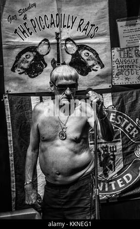 Frontman di artisti di strada la Piccadilly ratti Band nel centro della città di Manchester, Inghilterra, Regno Unito Foto Stock