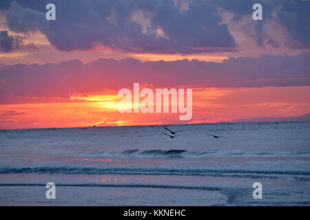 Brillante e suggestive tramonto sull'oceano Foto Stock