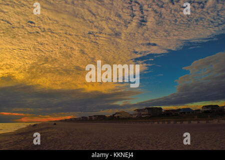 Nuvole che entrano dell'Atlantico al tramonto Foto Stock