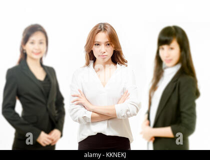 Gruppo di tre successo imprenditrice asiatici, due defocalizzata in background Foto Stock