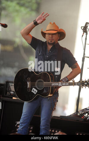 New york, ny - 31 luglio: Jason aldean esegue su NBC's "oggi" al Rockefeller Plaza sulla luglio 31, 2015 a New York City. persone: Jason aldean Foto Stock