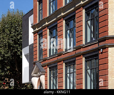 Vista in dettaglio con aggiunta moderna. 19 Queen Elizabeth Street, Londra, Regno Unito. Architetto: Burwell Deakins architetti, 2016. Foto Stock