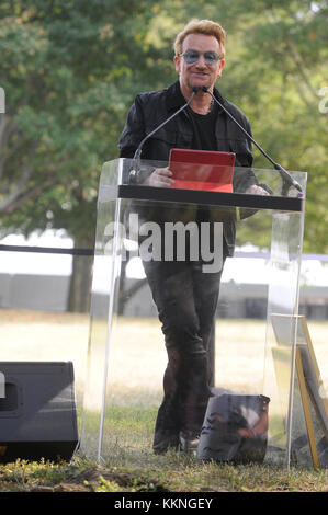 NEW YORK, NY - Luglio 29: Yoko Ono, Bono, Salil Shetty e il bordo frequentare l'Amnesty International arazzo in onore di John Lennon scoprimento ad Ellis Island il 29 luglio 2015 in New York City. Persone: Bono Foto Stock