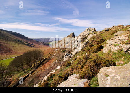 Un cielo blu vista attraverso la valle delle rocce, Devon, Regno Unito. Foto Stock