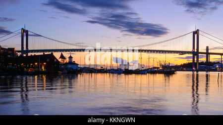 Si tratta di un ponte di sospensione di Göteborg, lnadmark di architettura svedese. Girato da barca durante ore blu. L'impostazione di Sun creando bellissimi colori. Foto Stock