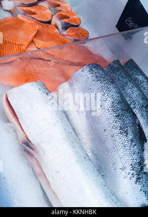 Tagliare il salmone in frigorifero di mercato Foto Stock