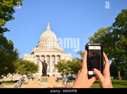 MADISON, Wisconsin - 12 settembre 2017 : personale prospettiva pov di donna prendendo fotografia con uno smartphone dell'edificio di capitale di Madison, WI Foto Stock