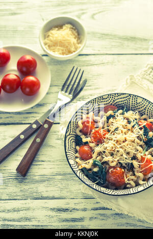 Pasta con spinaci e pomodorini Foto Stock