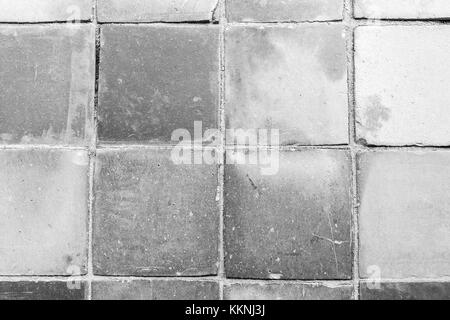 Close-up di un polveroso e pavimentazione liscia visto dal di sopra in bianco e nero. Foto Stock