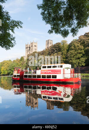 Il principe vescovo crociera lungo il fiume, visto sotto la Cattedrale di Durham sul fiume usura, England, Regno Unito Foto Stock