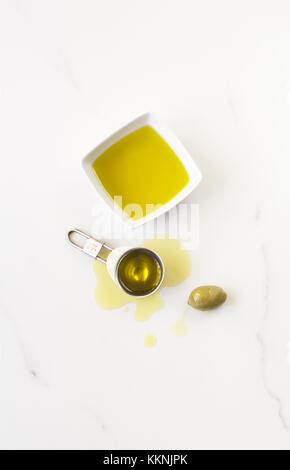 Olio extra vergine di oliva su un sfondo marmo. Foto Stock