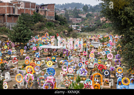 Centinaia di tombe a collina decorate con fiori e corone per il giorno dei morti festival 3 novembre 2017 a Nuevo San Juan Parangaricutiro, Michoacan, Messico. Foto Stock