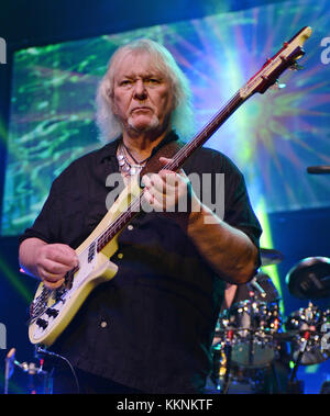 HOLLYWOOD FL - 24 MARZO: Chris Squire degli Yes si esibisce all'Hard Rock Live tenuto al Seminole Hard Rock Hotel & Casino il 24 marzo 2013 a Hollywood, Florida. Persone: Chris Squire Foto Stock