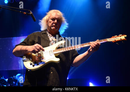 HOLLYWOOD FL - 24 MARZO: Chris Squire degli Yes si esibisce all'Hard Rock Live tenuto al Seminole Hard Rock Hotel & Casino il 24 marzo 2013 a Hollywood, Florida. Persone: Chris Squire Foto Stock