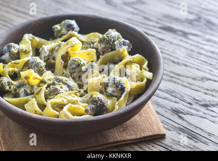 Porzione di fettuccine con cremosa salsa di funghi e pesto Foto Stock