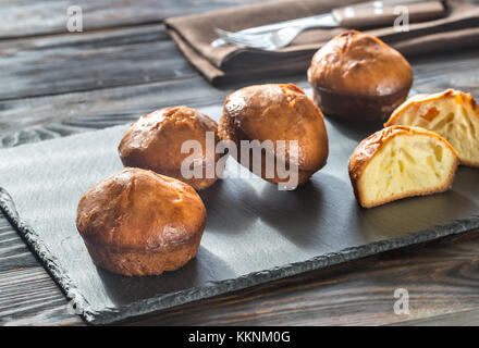 Il rum baba sulla scheda Foto Stock