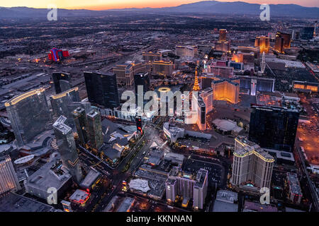 Antenna da elicottero al tramonto, Las Vegas, Nevada, STATI UNITI D'AMERICA Foto Stock