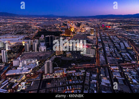 Antenna da elicottero al tramonto, Las Vegas, Nevada, STATI UNITI D'AMERICA Foto Stock