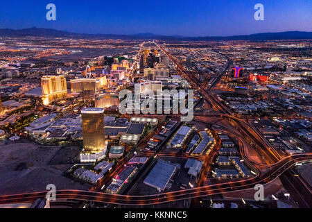 La striscia, la fotografia aerea da elicottero al tramonto, Las Vegas, Nevada, STATI UNITI D'AMERICA Foto Stock