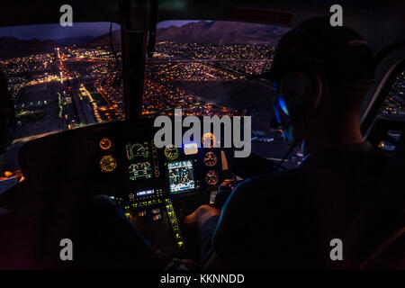 Il cockpit di un elicottero al tramonto, Las Vegas, Nevada, STATI UNITI D'AMERICA Foto Stock