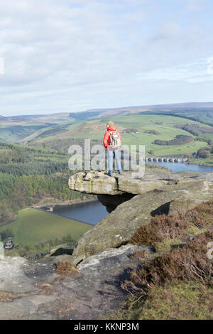 Regno Unito, Bamford Edge, guardando verso Ladybower dal sandtone scogliere a bordo Bamford. Foto Stock