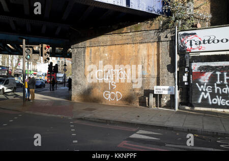 Camden Town, Londra, Inghilterra, 1 dicembre 2017, Clapton è Dio viene visualizzato graffiti, una copia dell'originale iconico degli anni sessanta la campagna Foto Stock