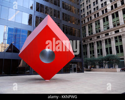 Il cubo rosso, un 1968 scultura di Isamu Noguchi che siede su Broadway, tra libertà e cedro di strade di New York il quartiere finanziario. Foto Stock