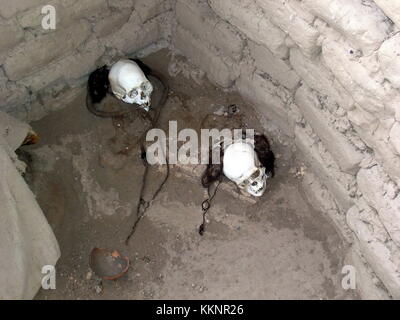 Conservate le mummie in una tomba del cimitero di chauchilla vicino a Nazca, Perù Foto Stock