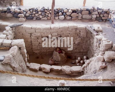 Mummie conservate in una tomba del cimitero di Chauchilla vicino a Nazca, in Perù Foto Stock