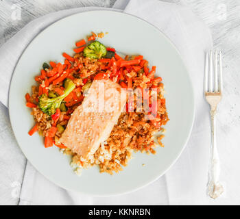 Salmone alla griglia con la quinoa e verdure Foto Stock