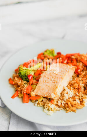 Salmone alla griglia con la quinoa e verdure Foto Stock