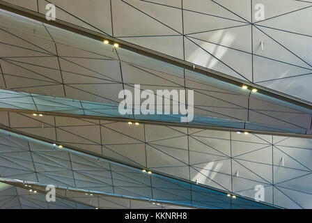 Saint Petersburg, Russia - 13 Maggio 2016: il soffitto di Pulkovo airport terminal eseguite in uno stile moderno Foto Stock