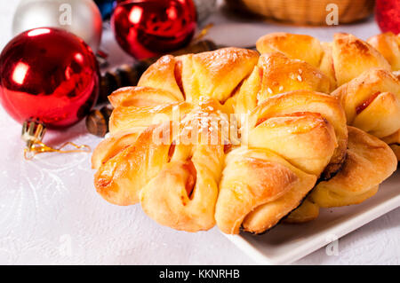 Dolci fatti in casa ripieni di prosciutto e con il nuovo anno la decorazione in background Foto Stock